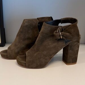 Like New Robert Clergerie Paris Elegant Brown Suede Women's Heels